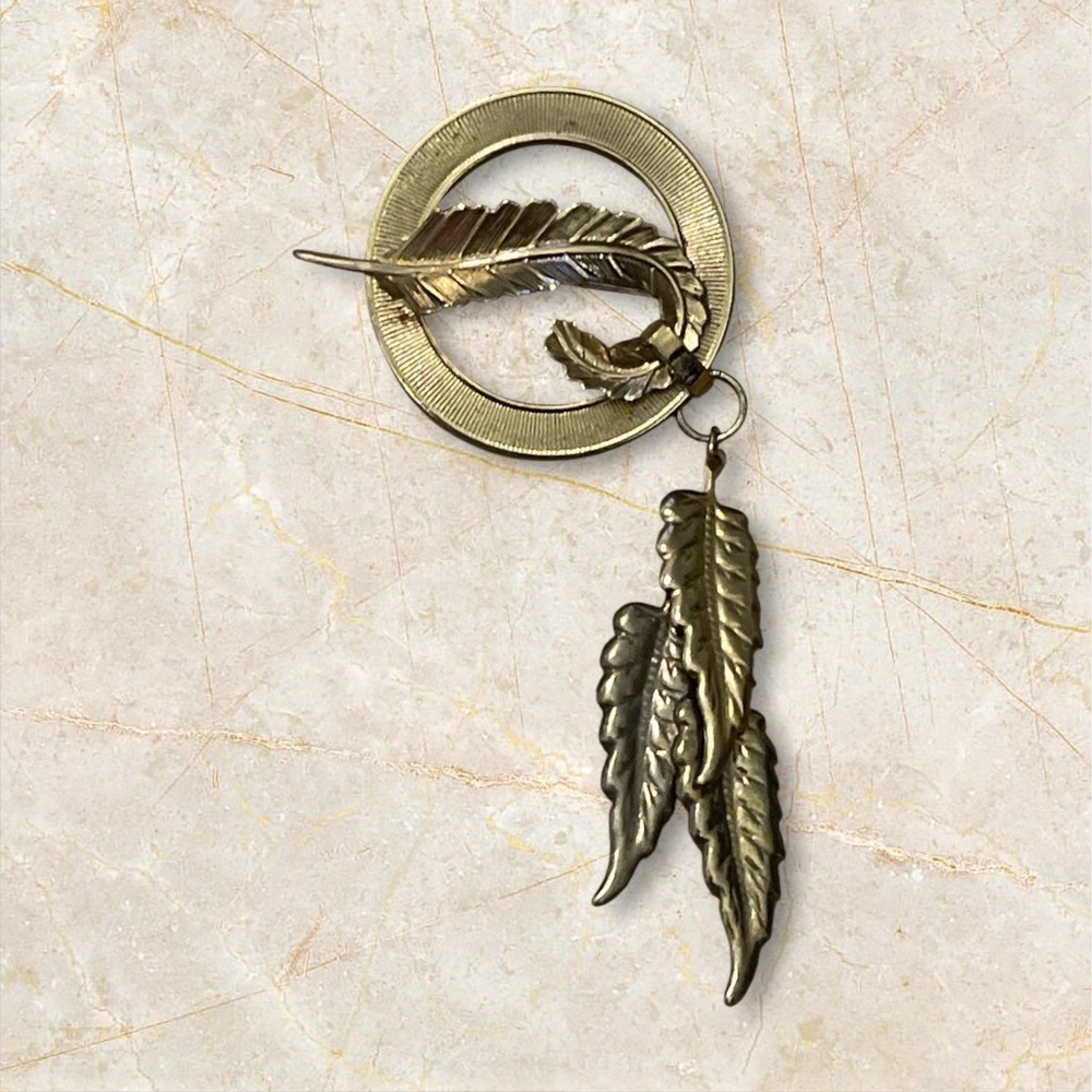 Beautiful Gold tone Brooch with Dangling Leaves RARE - Picture 1 of 3